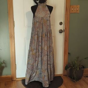 Sleeveless dress with tie neck.